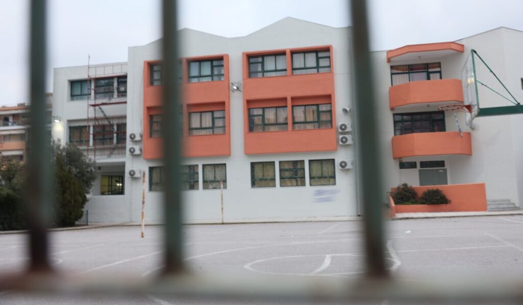 Κερατσίνι: Κουκουλοφόροι επιτέθηκαν σε 13χρονο με ρόπαλα και μαχαίρια στην αυλή σχολείου