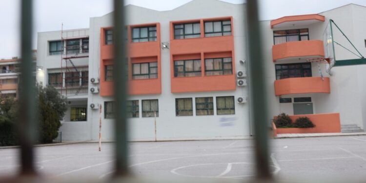 Κερατσίνι: Κουκουλοφόροι επιτέθηκαν σε 13χρονο με ρόπαλα και μαχαίρια στην αυλή σχολείου