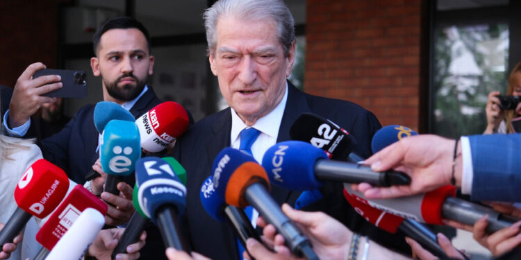 Αλβανία: Ξεκίνησε η δίκη κατά του πρώην πρωθυπουργού Σαλί Μπερίσα για διαφθορά