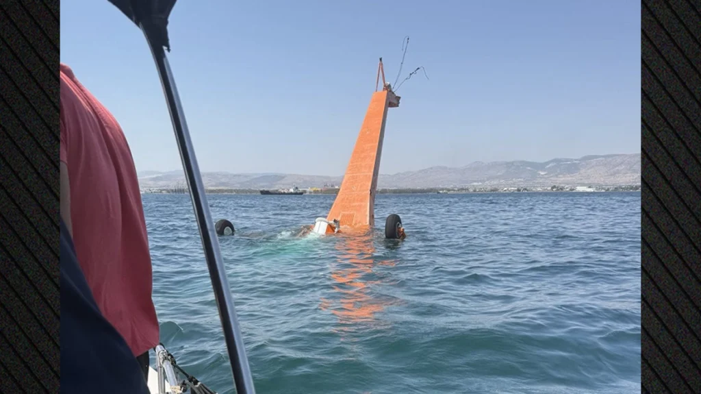 Πυροσβεστικό ελικόπτερο κατέπεσε στη θαλάσσια περιοχή της Ελευσίνας - Σώοι οι χειριστές, βγήκαν κολυμπώντας