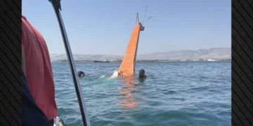 Πυροσβεστικό ελικόπτερο κατέπεσε στη θαλάσσια περιοχή της Ελευσίνας - Σώοι οι χειριστές, βγήκαν κολυμπώντας