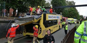Βρετανία: Σοβαρό τροχαίο με διώροφο λεωφορείο που έπεσε πάνω σε γέφυρα στο Μάντσεστερ – 15 τραυματίες