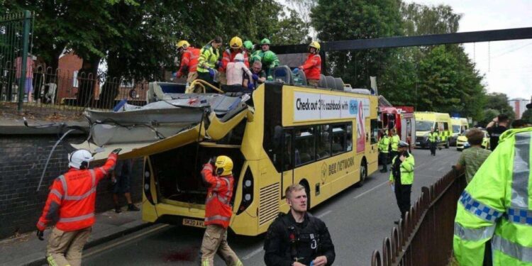 Βρετανία: Σοβαρό τροχαίο με διώροφο λεωφορείο που έπεσε πάνω σε γέφυρα στο Μάντσεστερ – 15 τραυματίες
