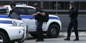 Επιχείρηση της Δίωξης Ναρκωτικών στο λιμάνι του Πειραιά για εξάρθρωση διεθνούς κυκλώματος διακίνησης ναρκωτικών – Τραυματίστηκε ένας αστυνομικός