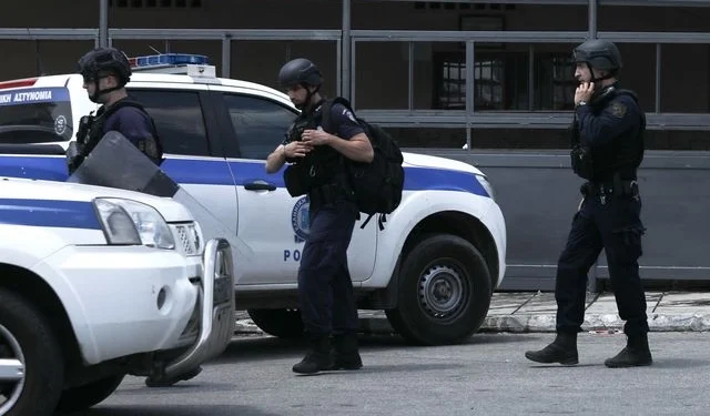 Επιχείρηση της Δίωξης Ναρκωτικών στο λιμάνι του Πειραιά για εξάρθρωση διεθνούς κυκλώματος διακίνησης ναρκωτικών – Τραυματίστηκε ένας αστυνομικός