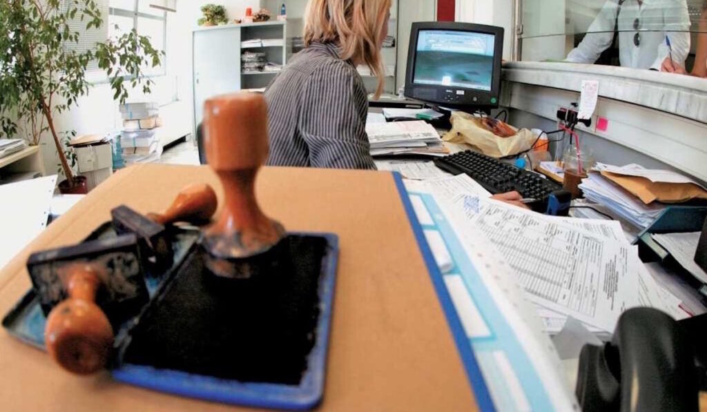 Βουλή: Κατατέθηκε το νομοσχέδιο του υπουργείου Εσωτερικών για το νέο πειθαρχικό δίκαιο των δημοσίων υπαλλήλων – Απολύσεις, πρόστιμα και νέες ποινές