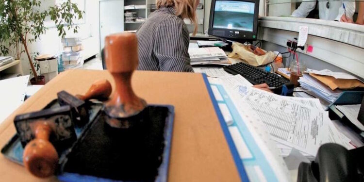 Βουλή: Κατατέθηκε το νομοσχέδιο του υπουργείου Εσωτερικών για το νέο πειθαρχικό δίκαιο των δημοσίων υπαλλήλων – Απολύσεις, πρόστιμα και νέες ποινές