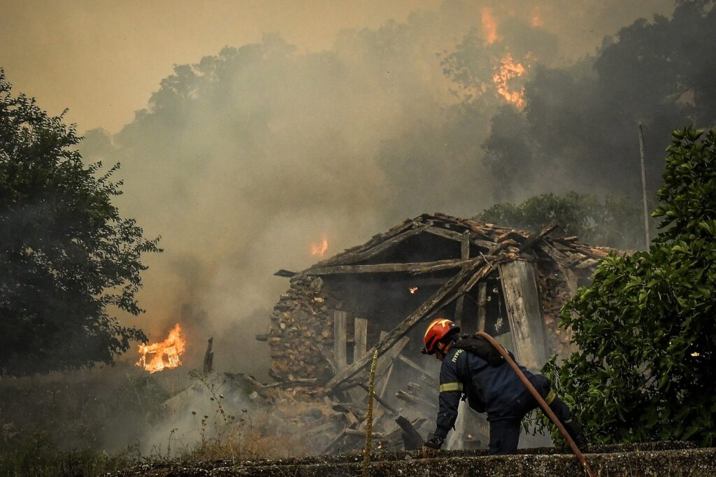 Φωτιά στην Κορινθία: Κάηκε ο Φενεός και σπίτια στην Καστανιά - Εκκενώνονται 8 οικισμοί