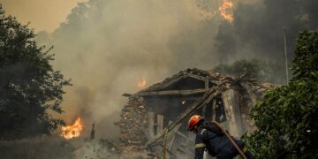 Φωτιά στην Κορινθία: Κάηκε ο Φενεός και σπίτια στην Καστανιά - Εκκενώνονται 8 οικισμοί