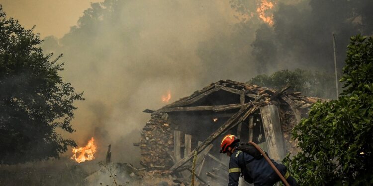 Φωτιά στην Κορινθία: Κάηκε ο Φενεός και σπίτια στην Καστανιά - Εκκενώνονται 8 οικισμοί