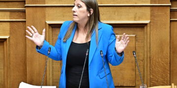 Ζ. Κωνσταντοπούλου στη Βουλή για τον Κ. Αχ. Καραμανλή: «Είναι ύβρις η στάση σας να τον ξεπλύνετε – Πρώτος υπόλογος για τα Τέμπη, ο πρωθυπουργός»