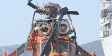 Ολοκληρώθηκε η ανέλκυση του πυροσβεστικού αεροσκάφους που κατέπεσε στη θαλάσσια περιοχή της Ελευσίνας