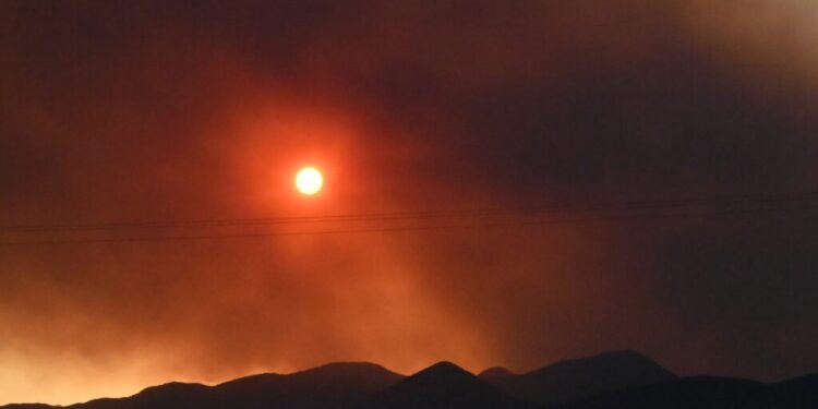 Συνεχίζεται η φωτιά στον Φενεό - Στο Γενικό Νοσοκομείο Κορίνθου δύο πυροσβέστες