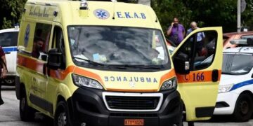 Νίκαια: Αυτοκίνητο έπεσε σε πρόσοψη σούπερ μάρκετ στην Πέτρου Ράλλη – Τουλάχιστον 3 τραυματίες