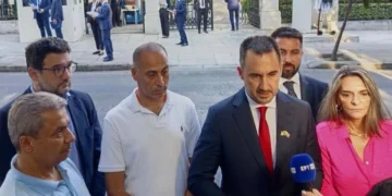 Ο Χαρίτσης αποχώρησε από τη δεξίωση για την Αποκατάσταση της Δημοκρατίας - Δεν επέτρεψαν την είσοδο στον Παλαιστίνιο πρόσφυγα που τον συνόδευε