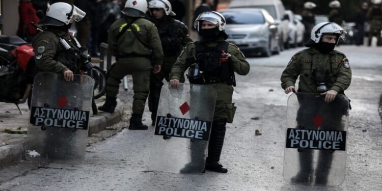 Επεισόδια στη Νέα Φιλαδέλφεια: Νεαροί επιτέθηκαν σε διμοιρία των ΜΑΤ – Τρεις τραυματίες