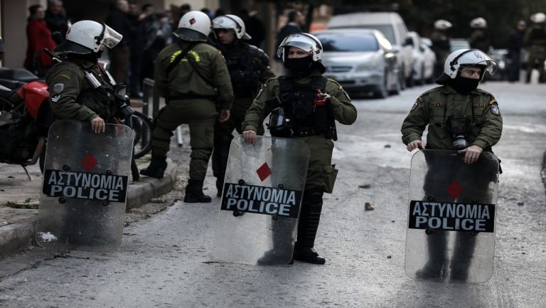 Επεισόδια στη Νέα Φιλαδέλφεια: Νεαροί επιτέθηκαν σε διμοιρία των ΜΑΤ – Τρεις τραυματίες