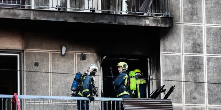 Πειραιάς: εντοπίστηκε νεκρή μια γυναίκα μετά από φωτιά σε διαμέρισμα