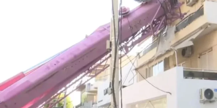 Απίστευτο ατύχημα στο Περιστέρι: Γερανοφόρο όχημα έπεσε πάνω σε διώροφη οικία - Ένας τραυματίας