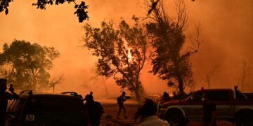 Σε πύρινο κλοιό η Ελλάδα: Νύχτα αγωνίας και μάχη με τις φλόγες σε Κρυονέρι, Μεσσηνία, Εύβοια, Κύθηρα και Χανιά