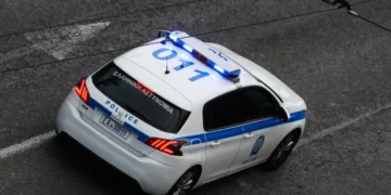 Τρόμος για τρεις φοιτήτριες στα Χανιά: Οδηγός τις πήρε με οτοστόπ, αλλά αρνήθηκε να τις αφήσει και εμβόλισε περιπολικά για να ξεφύγει