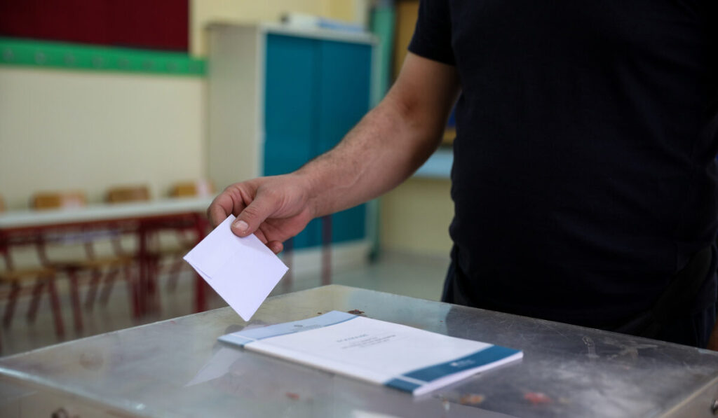 Δημοσκόπηση GPO: Προηγείται, αλλά με σημαντική πτώση, η ΝΔ – Προβλέψεις για κόμμα από Τσίπρα και Σαμαρά