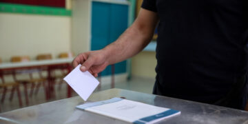 Δημοσκόπηση GPO: Προηγείται, αλλά με σημαντική πτώση, η ΝΔ – Προβλέψεις για κόμμα από Τσίπρα και Σαμαρά