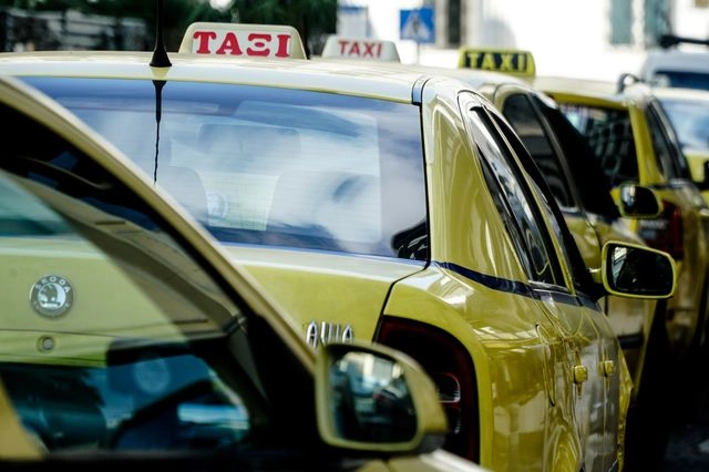 Συνελήφθη 20χρονος οδηγός ταξί, χωρίς άδεια, που χρέωσε 310 ευρώ για τη διαδρομή “Ελ.Βενιζέλος” – Σύνταγμα