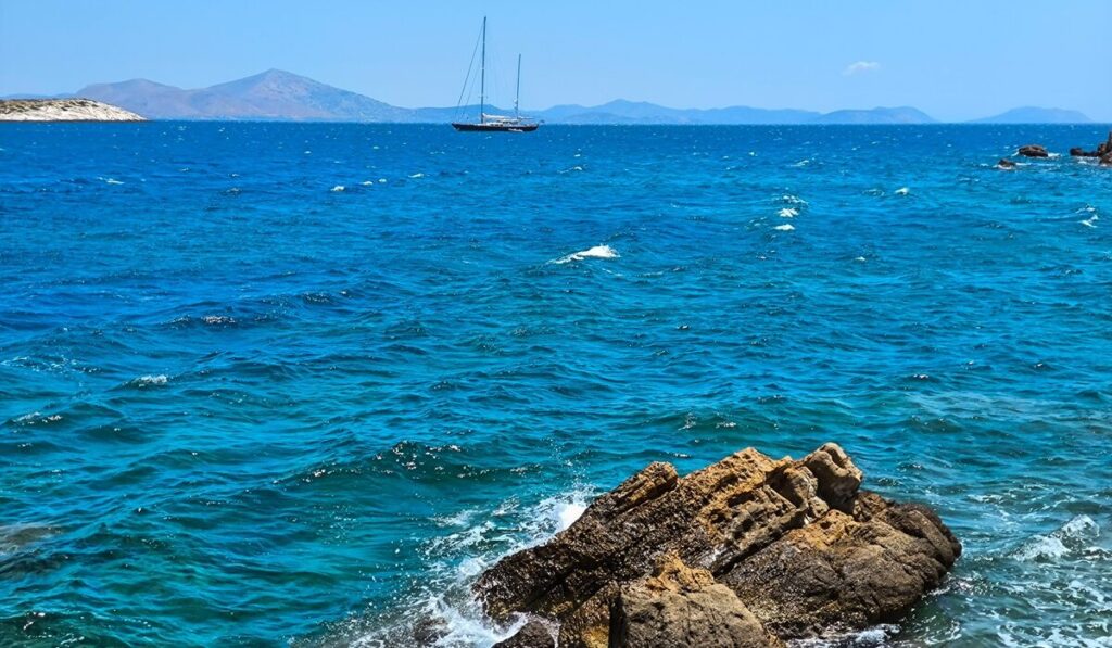 Κρήτη: Ηρωικός σερβιτόρος βούτηξε και έσωσε λουόμενο που είχε παρασυρθεί από τα ρεύματα σε beach bar έξω από το Ηράκλειο