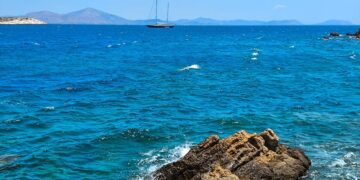 Κρήτη: Ηρωικός σερβιτόρος βούτηξε και έσωσε λουόμενο που είχε παρασυρθεί από τα ρεύματα σε beach bar έξω από το Ηράκλειο