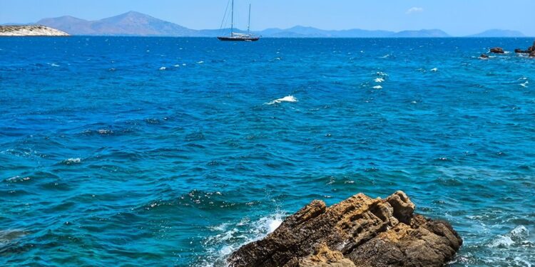 Κρήτη: Ηρωικός σερβιτόρος βούτηξε και έσωσε λουόμενο που είχε παρασυρθεί από τα ρεύματα σε beach bar έξω από το Ηράκλειο