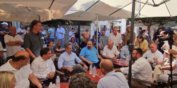 Κ. Μητσοτάκης: Μαζί με τον Τριαντόπουλο στη Σκιάθο– Στήριξη του πρωθυπουργού στον υπόδικο για τα Τέμπη