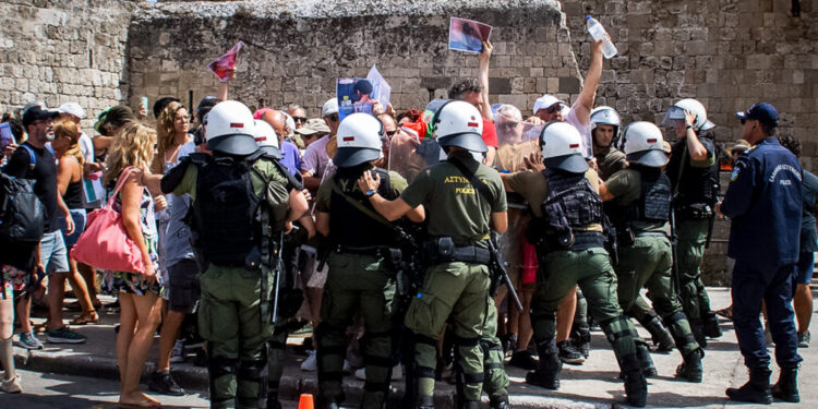 Ένταση στο λιμάνι της Ρόδου για το κρουαζιερόπλοιο με τους Ισραηλινούς - Οκτώ συλλήψεις