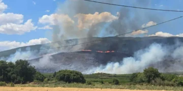 Αγιά Λάρισας: Μαίνεται η φωτιά - Κάηκε πυροσβεστικό όχημα