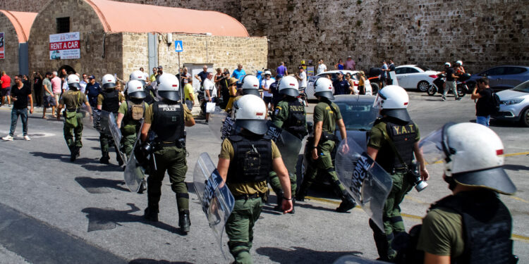 ΣΥΡΙΖΑ για τα επεισόδια στη Ρόδο: Η κυβέρνηση Μητσοτάκη ποινικοποιεί τις κινητοποιήσεις αλληλεγγύης προς τον λαό της Παλαιστίνης