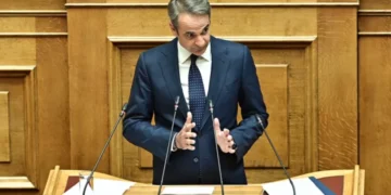 Μητσοτάκης κατά Ανδρουλάκη στη Βουλή: "Παρουσιάζεστε ως κακέκτυπο του ΠΑΣΟΚ της δεκαετίας του '80, χωρίς το χάρισμα του Α. Παπανδρέου"