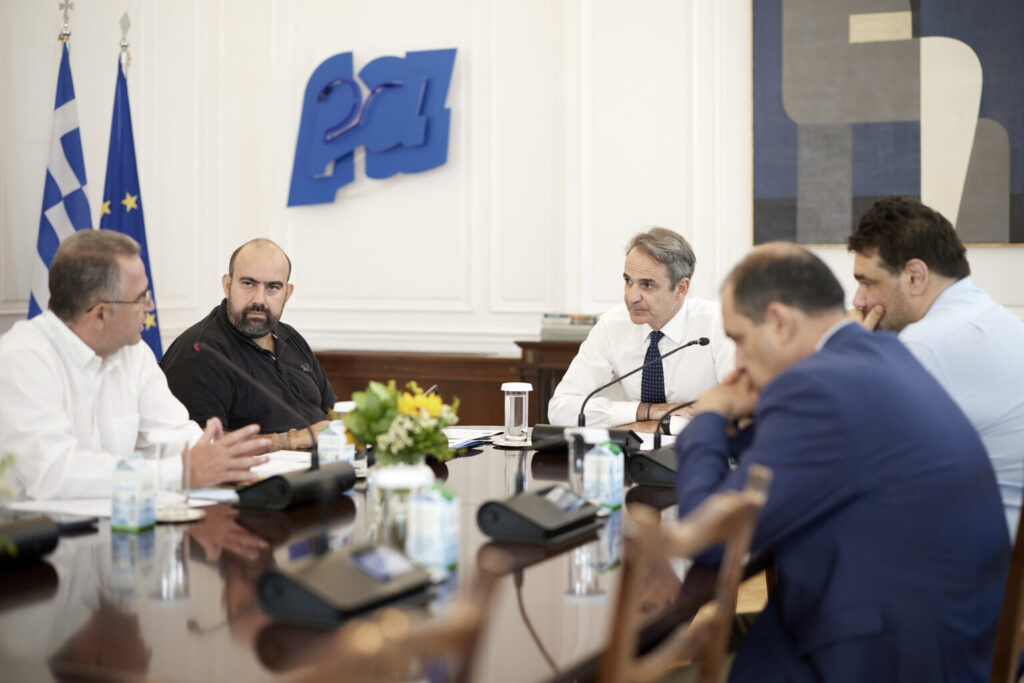 Συνάντηση Μητσοτάκη με τον Δήμαρχο Κυθήρων Στράτο Χαρχαλάκη στο Μέγαρο Μαξίμου