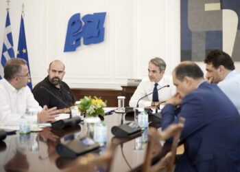 Συνάντηση Μητσοτάκη με τον Δήμαρχο Κυθήρων Στράτο Χαρχαλάκη στο Μέγαρο Μαξίμου