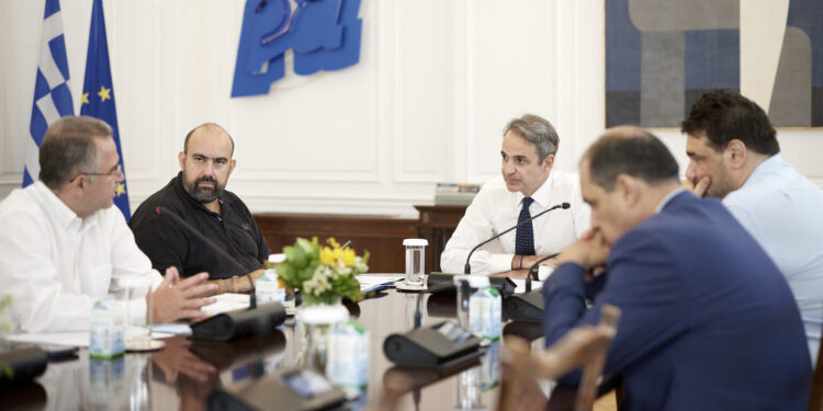 Συνάντηση Μητσοτάκη με τον Δήμαρχο Κυθήρων Στράτο Χαρχαλάκη στο Μέγαρο Μαξίμου