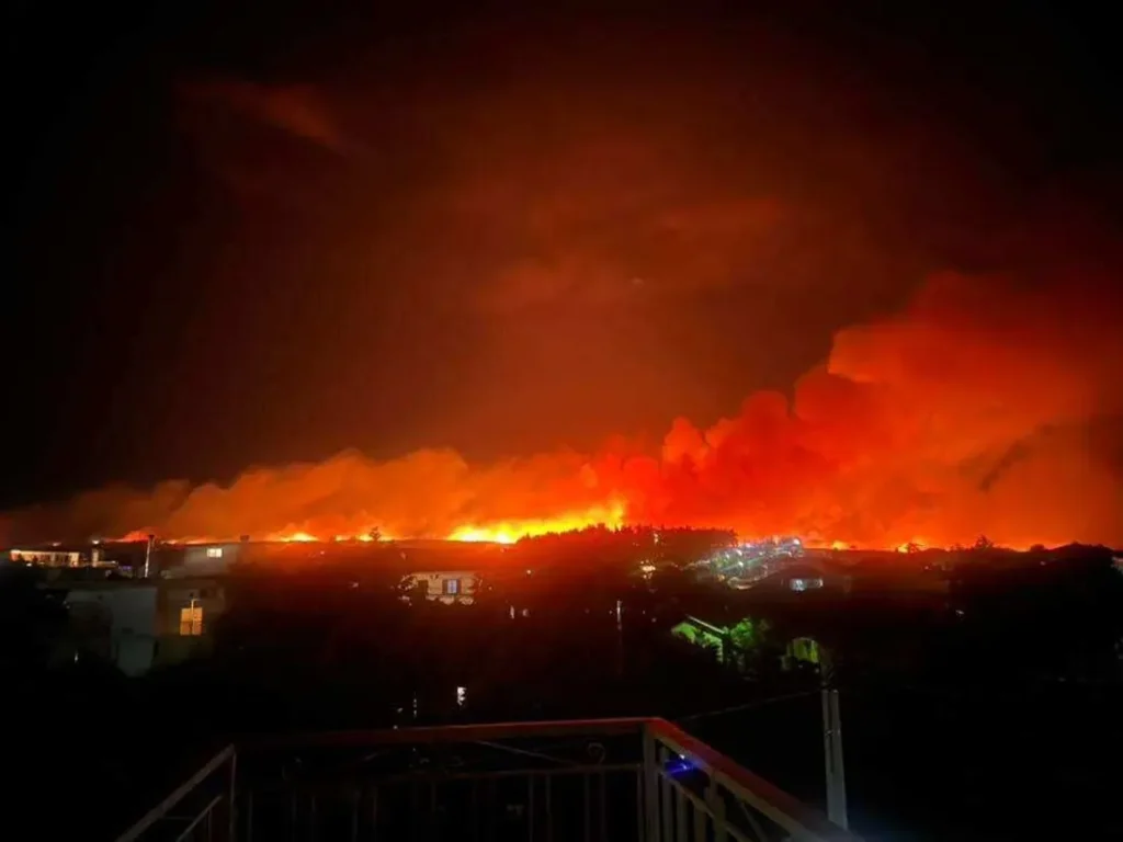 Θεσσαλονίκη: Μαίνεται η φωτιά στην Άσσηρο - Το πύρινο μέτωπο ξεπερνά τα 4 χλμ - Μήνυμα από το 112 για ετοιμότητα σε δύο χωριά