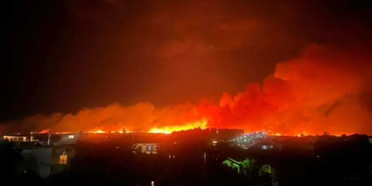Θεσσαλονίκη: Μαίνεται η φωτιά στην Άσσηρο - Το πύρινο μέτωπο ξεπερνά τα 4 χλμ - Μήνυμα από το 112 για ετοιμότητα σε δύο χωριά