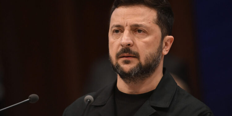 Ο Ζελένσκι επικύρωσε τον νόμο για στρατολόγηση ατόμων άνω των 60 ετών