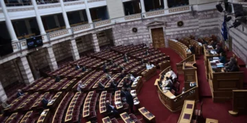 Βουλή: Αντιδράσεις των κομμάτων της αντιπολίτευσης για την μεθόδευση της κυβέρνησης με την επιστολική ψήφο της συμπολίτευσης