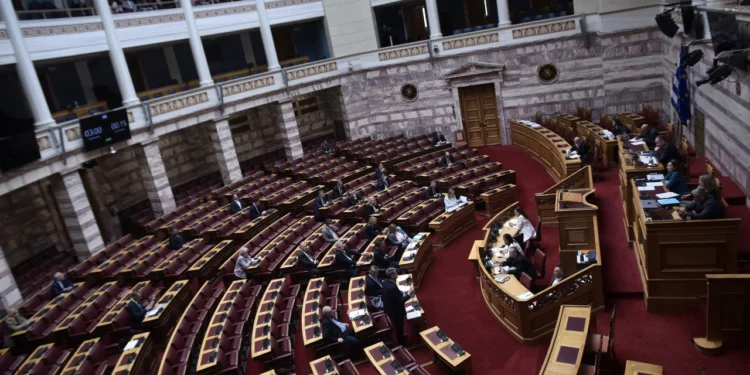 Βουλή: Αντιδράσεις των κομμάτων της αντιπολίτευσης για την μεθόδευση της κυβέρνησης με την επιστολική ψήφο της συμπολίτευσης