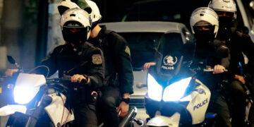 Έφοδος της ΕΛ.ΑΣ. σε σπίτι στο Κιάτο, το οποίο είχε μετατραπεί σε γιάφκα με όπλα - Συνελήφθη απόστρατος της Πολεμικής Αεροπορίας