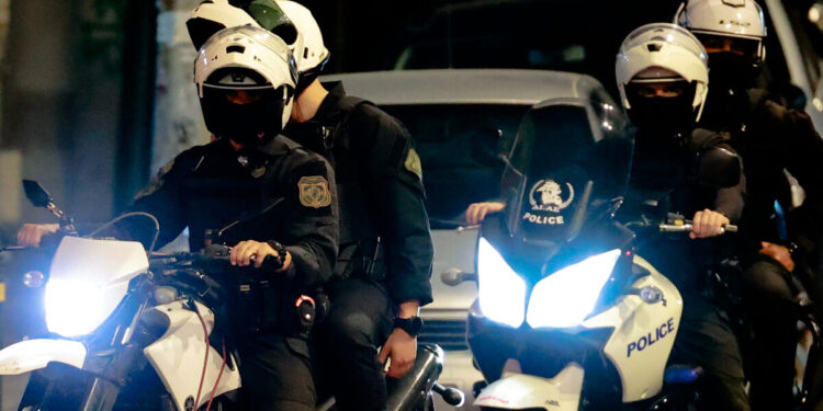 Έφοδος της ΕΛ.ΑΣ. σε σπίτι στο Κιάτο, το οποίο είχε μετατραπεί σε γιάφκα με όπλα - Συνελήφθη απόστρατος της Πολεμικής Αεροπορίας