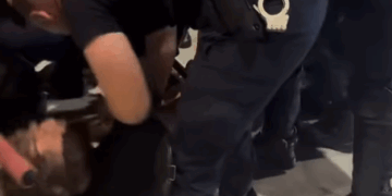 Συνελήφθη αστυνομικός που κλώτσησε στο κεφάλι ακινητοποιημένο διαδηλωτή – Τέθηκε σε διαθεσιμότητα