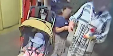 Υπόθεση με το νεκρό κοριτσάκι στο Παλαιό Φάληρο: Συνελήφθη και ομολόγησε η γυναίκα με το καρότσι