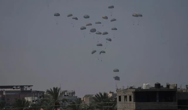 Η Ισπανία έριξε από αέρος 12 τόνους τρόφιμα στη Λωρίδα της Γάζας