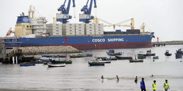 Περού: Έκλεισε για έξι ώρες το λιμάνι του Καγιάο, το μεγαλύτερο στο Περού, λόγω πτώσης δεκάδων εμπορευματοκιβωτίων από πλοίο